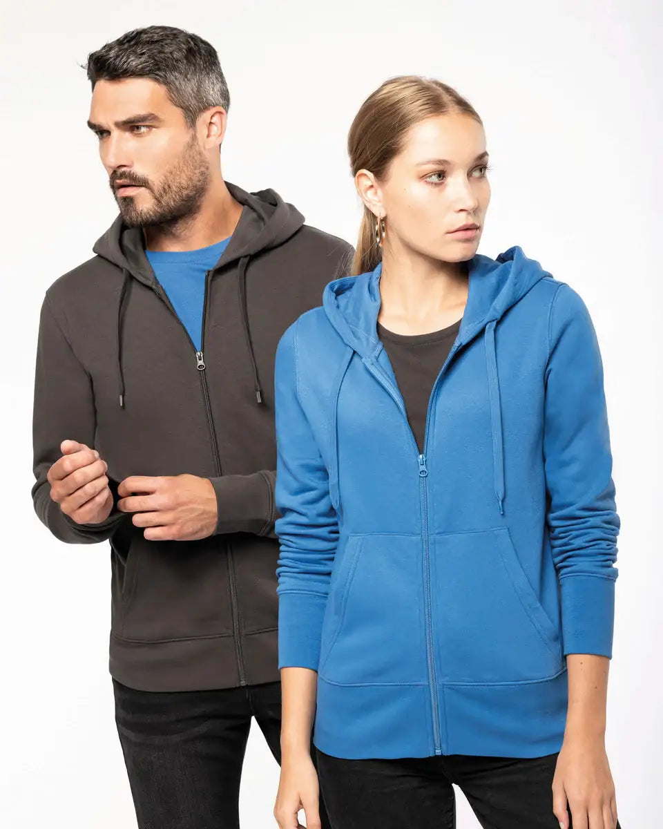 Zwei Personen tragen nachhaltige Kapuzenpullover in Blau und Dunkelgrau, moderne Mode.
