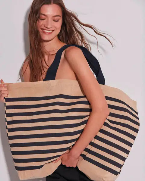 Frau mit großem gestreiften Shopper aus Stoff, nachhaltige Mode Accessoire