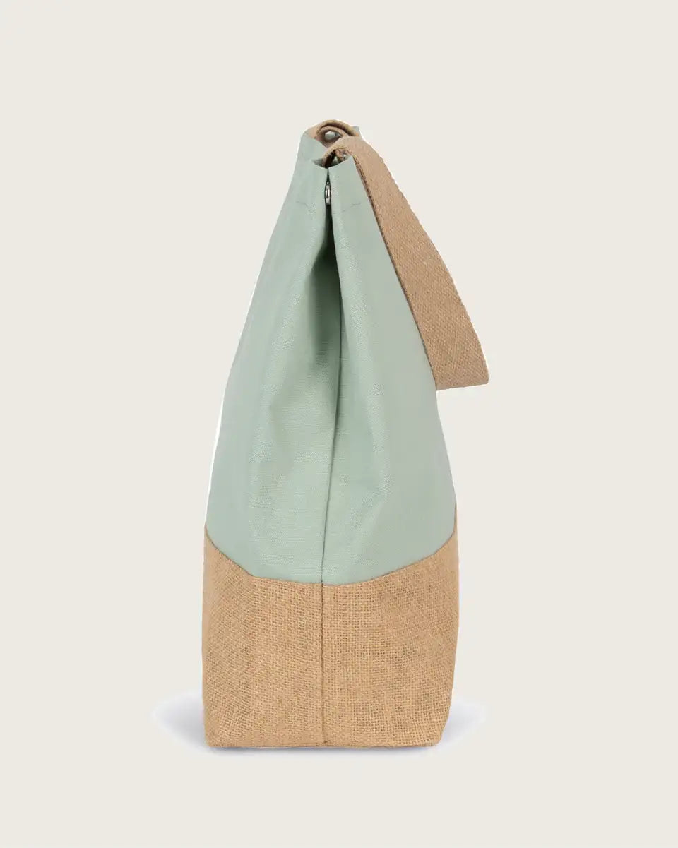 Seitliche Ansicht einer nachhaltigen Einkaufstasche aus Baumwolle und Jute in Naturgrün.