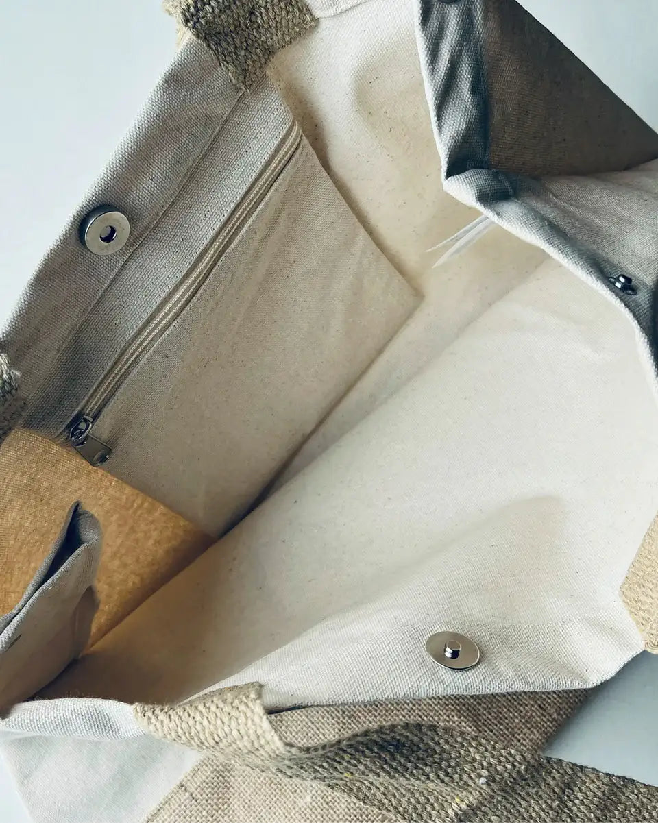 Innenansicht einer nachhaltigen Baumwoll-Jute-Shopper-Tasche mit Reißverschlussfach