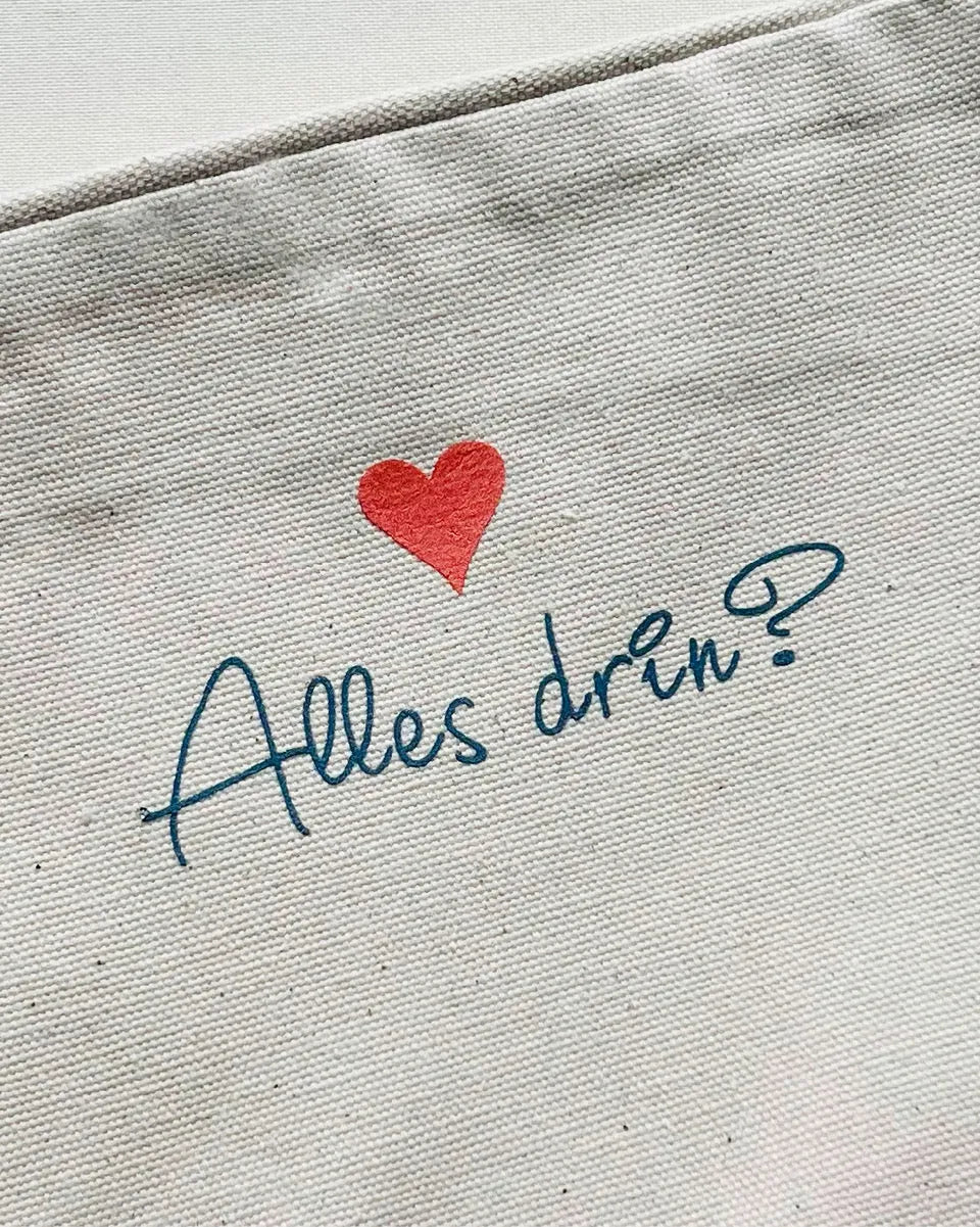 Beiger Kulturbeutel aus Stoff mit rotem Herz und Aufdruck Alles drin? nachhaltig