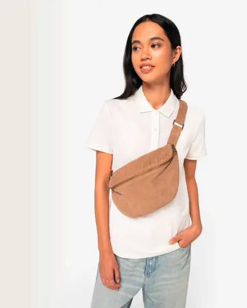 Frau trägt eine umweltfreundliche, ausgewaschene Gürteltasche aus Kord in Beige, casual Outfit