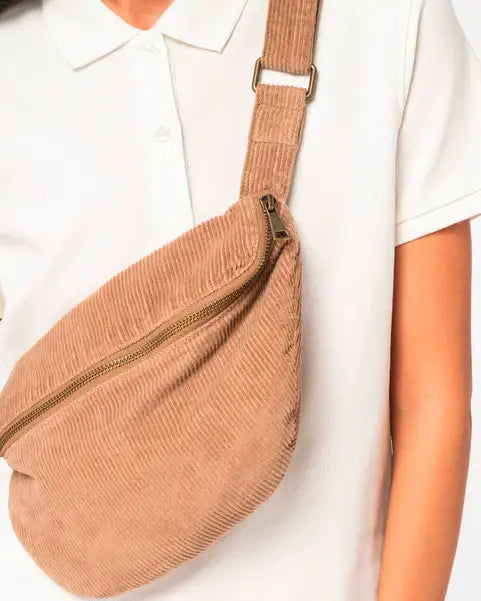Umweltfreundliche Bauchtasche aus beigefarbenem Cord, getragen über weißem Shirt