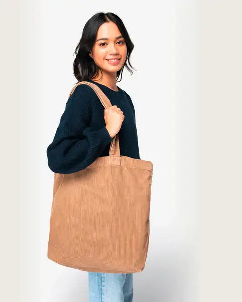 Frau mit großer, umweltfreundlicher Kord-Tasche in Beige, nachhaltige Mode