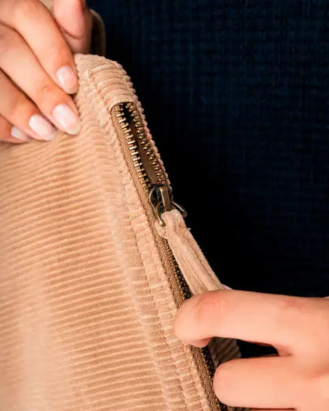 Nahaufnahme einer umweltfreundlichen kleinen Cordtasche in Beige mit Reißverschluss