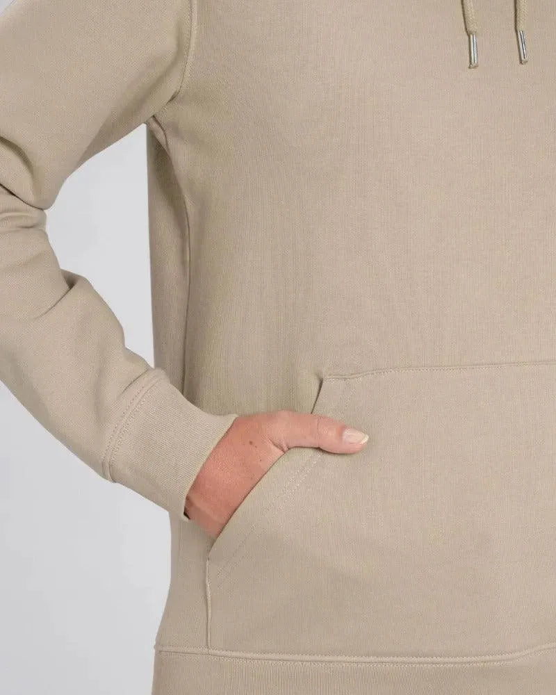 Frau in Unisex Hoodie (Bio-Baumwolle), sage, detailansicht tasche