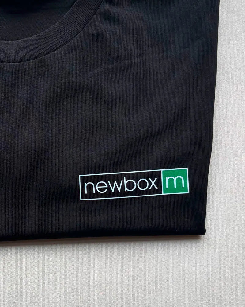 Schwarzes Unisex-T-Shirt aus Biobaumwolle mit grün-weißem "newbox m" Logo-Aufdruck