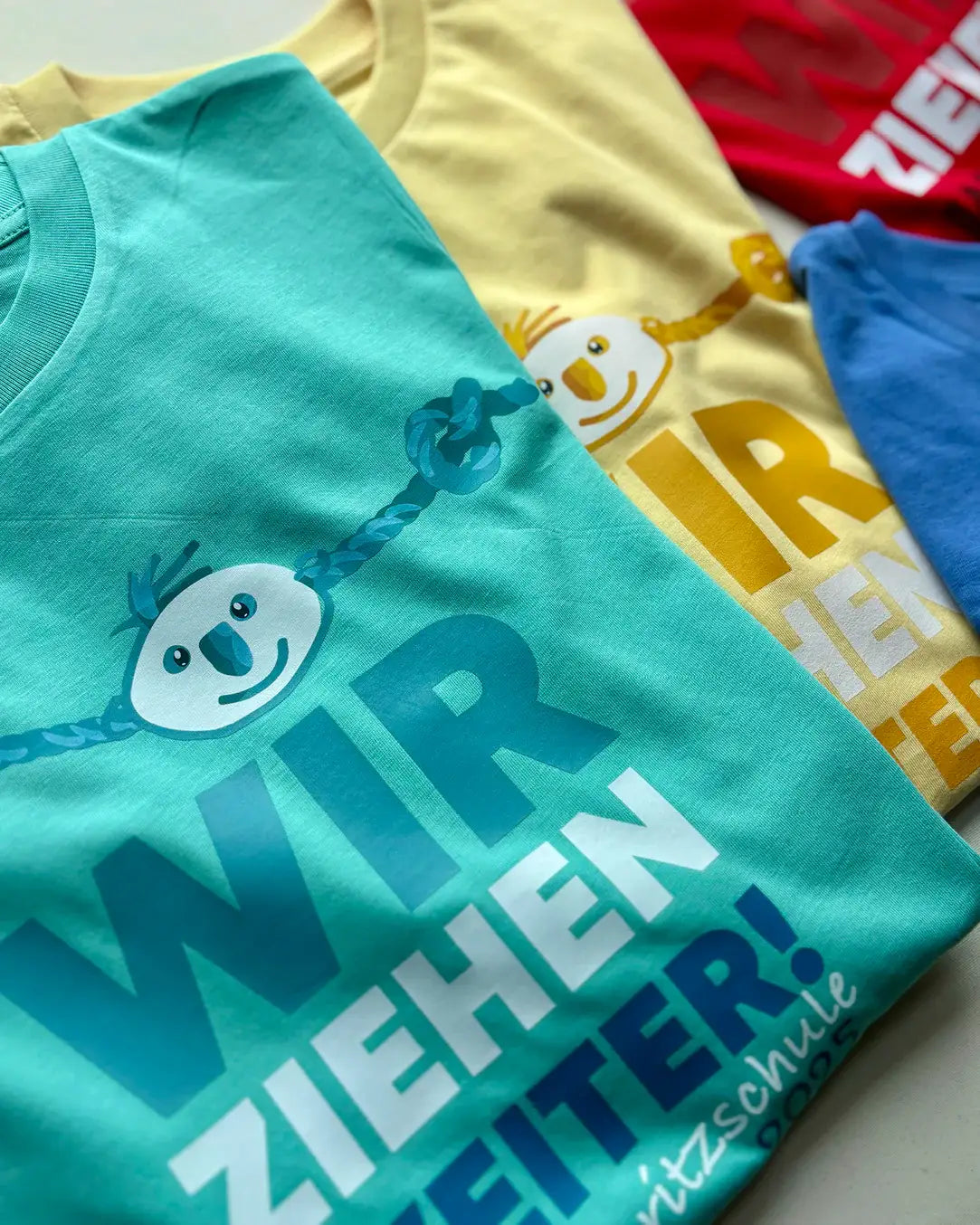 Bunte T-Shirts mit Abschluss Motiv, Aufdruck &