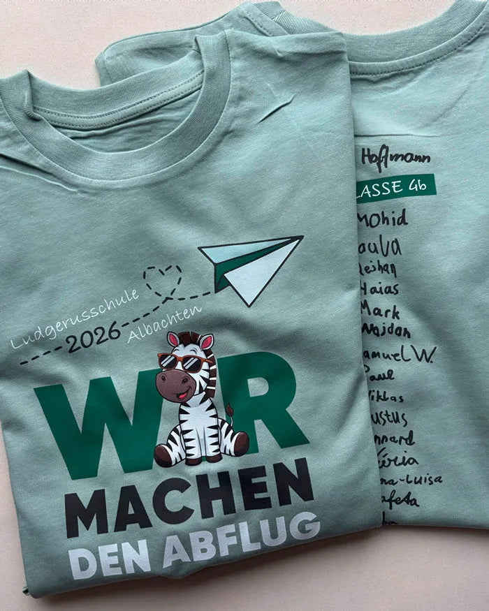 Grünes Abschluss T-Shirt mit Aufdruck: Zebra, Papierflieger, Schulname, Jahrgang, Klassenliste, Spruch &