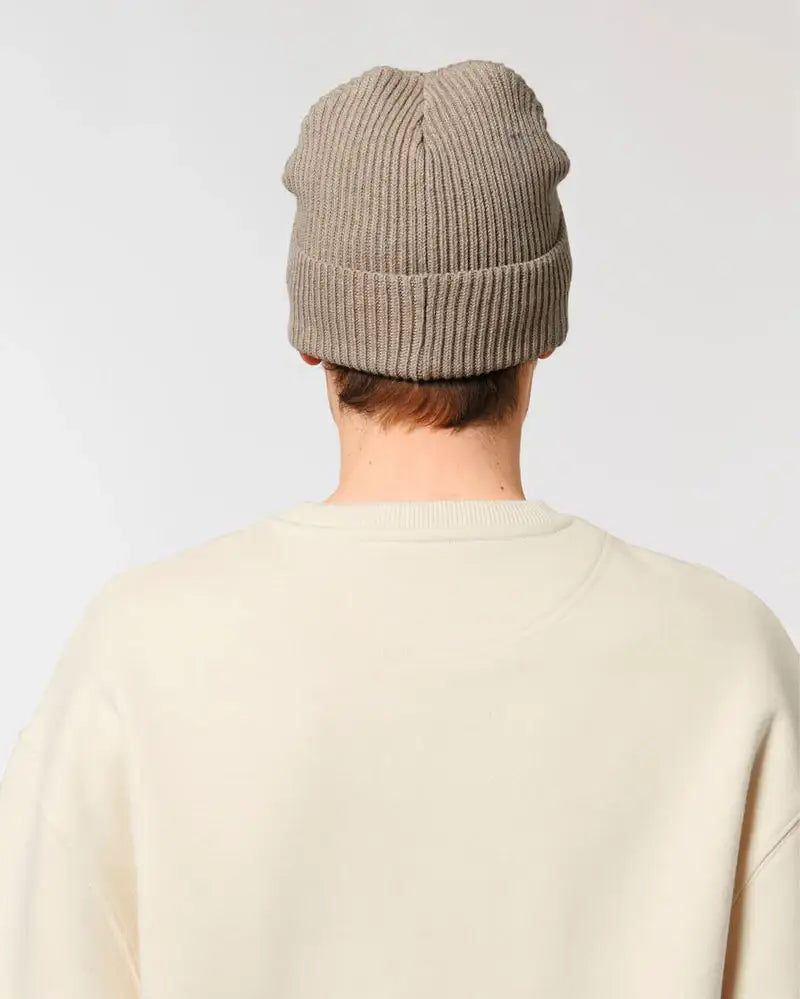 Rippenstrick Wollmütze in Beige, getragen von Person mit hellem Pullover, Rückansicht