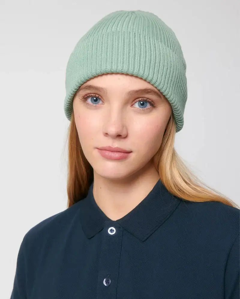 Frau mit mintgrüner Beanie Wollmütze, minimalistischer Look, nachhaltige Mode