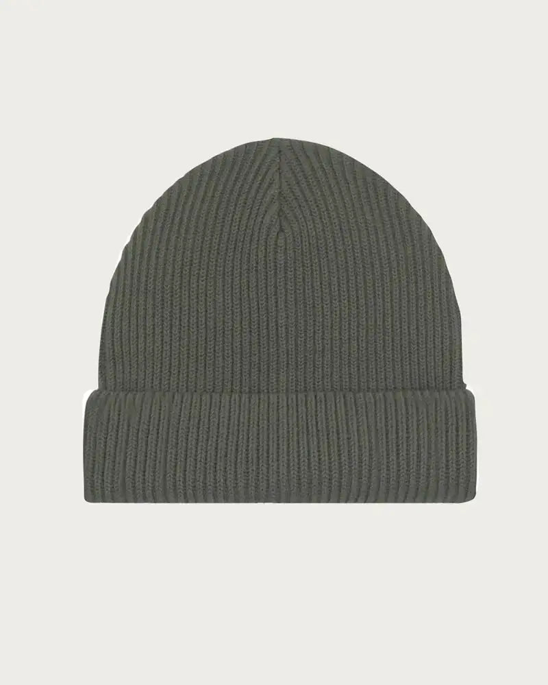 Khaki-grüne Fisherman Beanie Wollmütze, fein gerippt, unisex, auf weißem Hintergrund