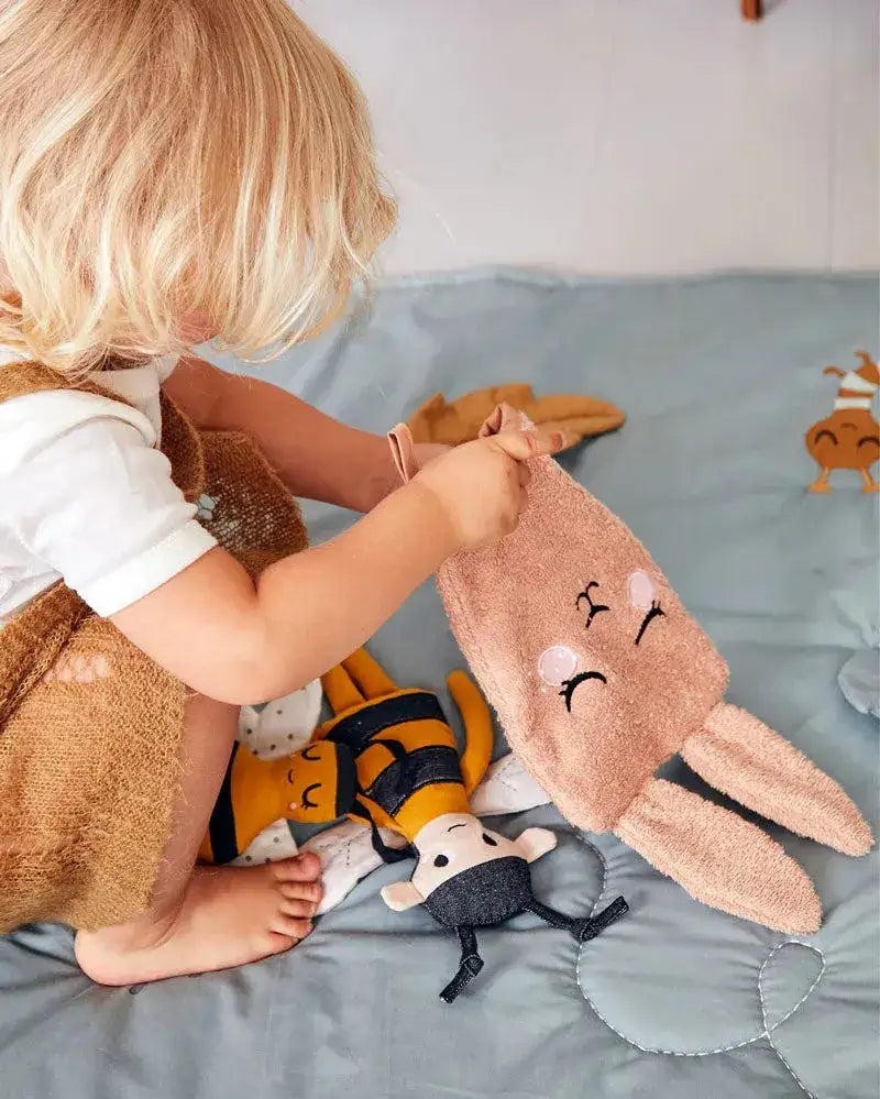 Kind spielt mit Bio-Waschlappen in Tierform, Kaninchenmotiv, nachhaltiges Kinderzimmer