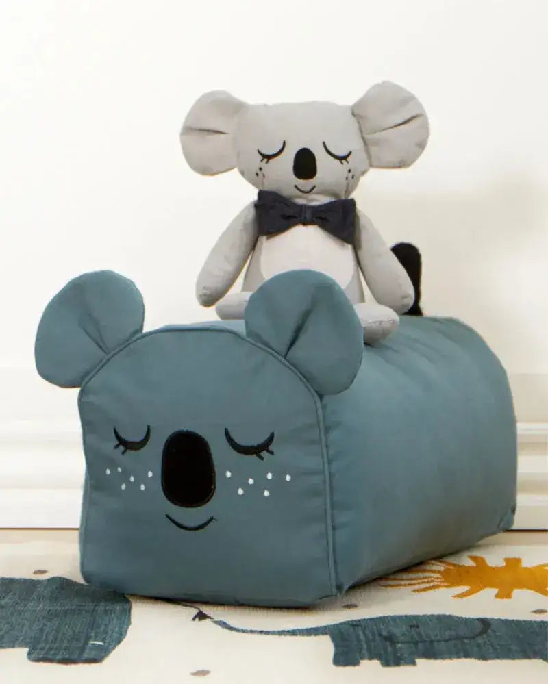 Koala Sitzkissen und Kuscheltier aus Stoff im Kinderzimmer auf Teppich
