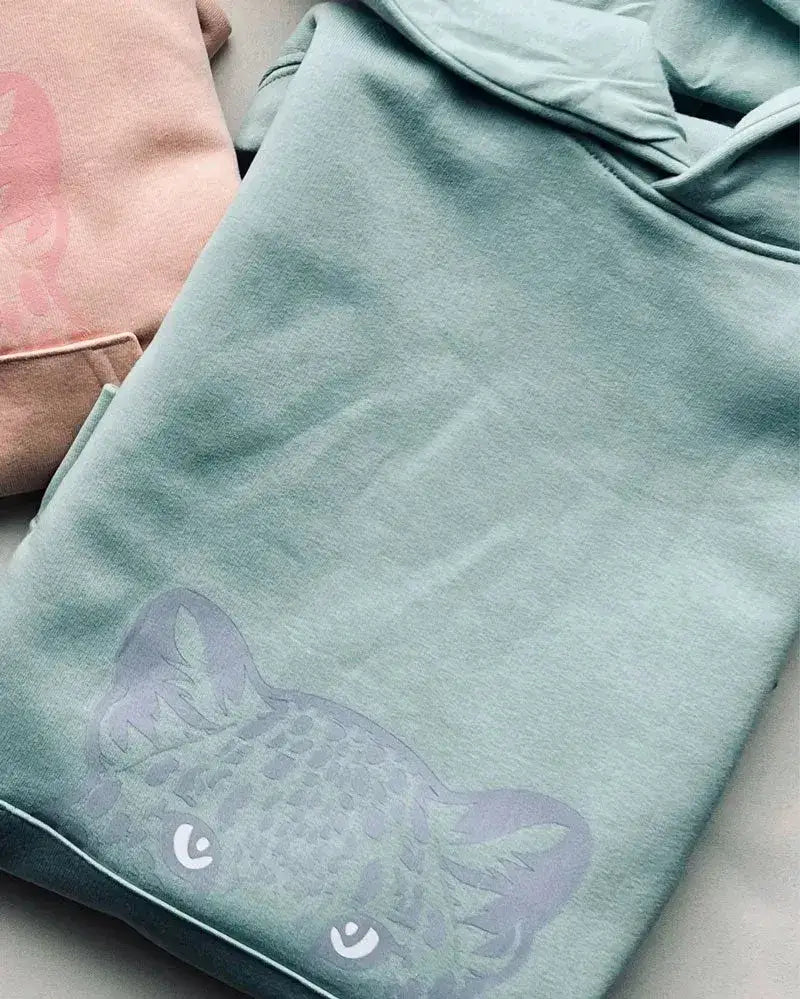 Mintgrüner Kinder-Hoodie aus Bio-Baumwolle mit Leopardenprint, nachhaltig, gefaltet