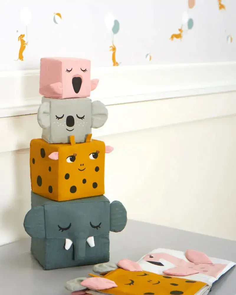 Gestapelte Greifwürfel Stofftier-Bausteine in Elefant, Koala, Tiger, Flamingo Design im Kinderzimmer