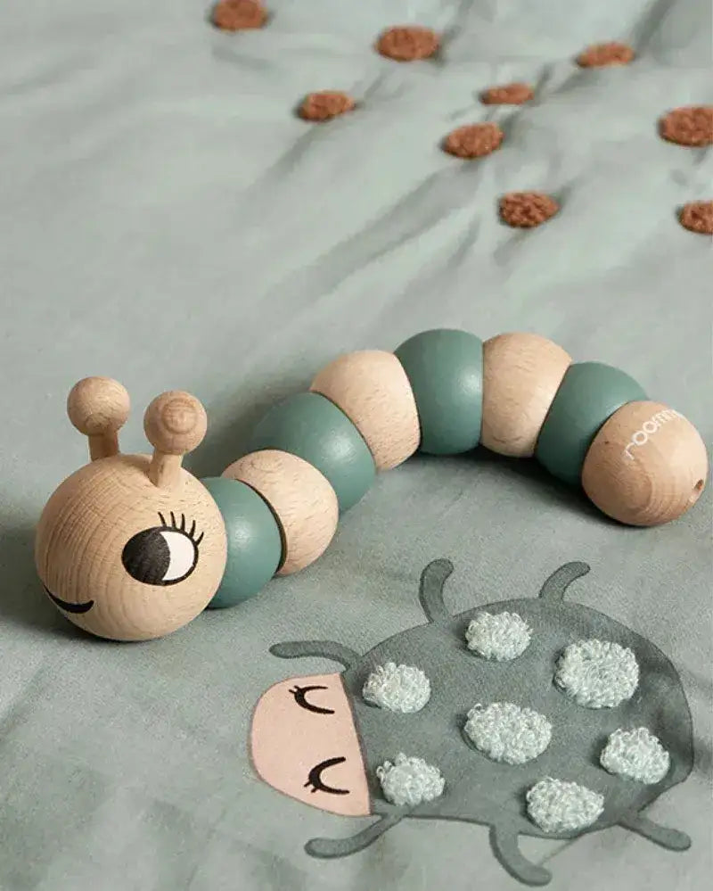 Holz Regenwurm Greifling Babyspielzeug auf hellblauer Decke mit Marienkäfer-Motiv