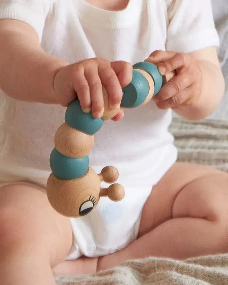 Baby mit Holz Regenwurm Greifspielzeug, nachhaltiges Babyspielzeug, motorikfördernd
