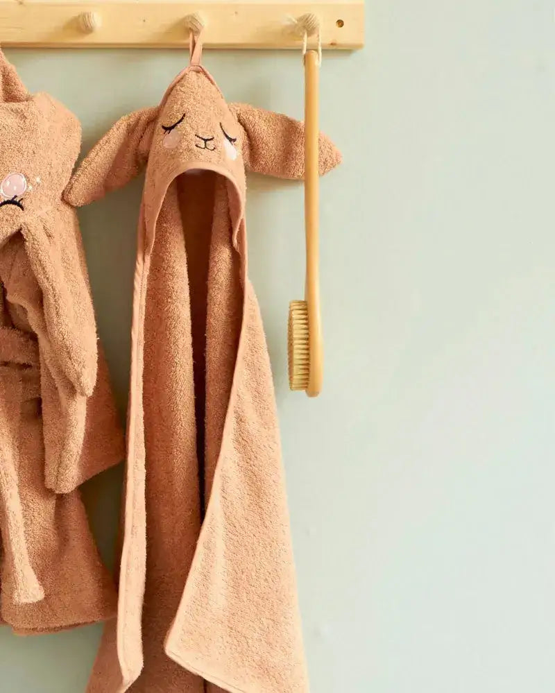 Kinder Handtuch mit Kapuze und Tiergesicht, braun, im Badezimmer an Haken hängend