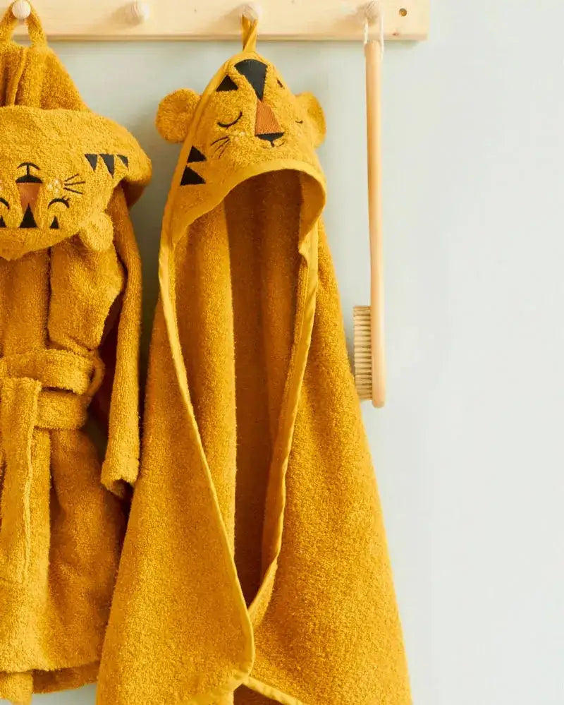 Kinder Kapuzenhandtuch und Bademantel in Tiger-Design aus gelbem Frottee am Haken