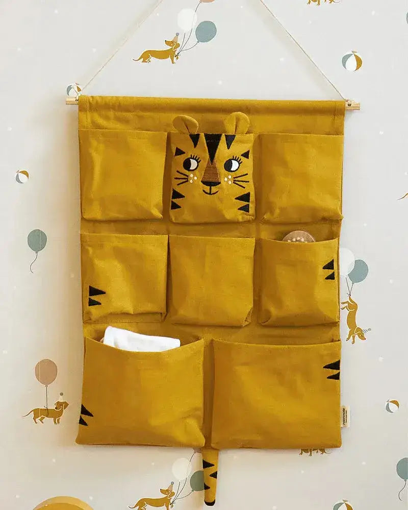 Kinderzimmer Wandorganizer aus Stoff in Gelb mit Tiger-Motiv und mehreren Taschen