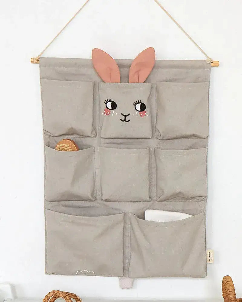 Kinderzimmer Wandorganizer aus Stoff mit Hasenmotiv und mehreren Taschen, beige