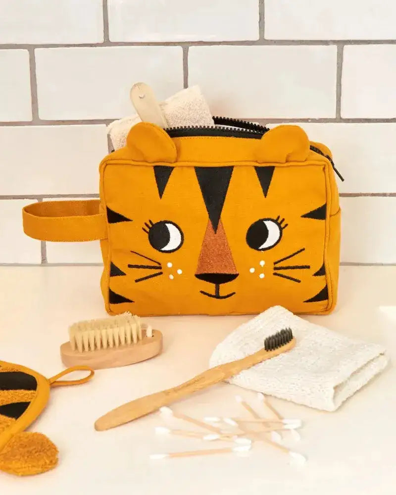 Kinder Kulturbeutel Tiger Motiv mit nachhaltigem Zahnbürsten- und Pflegezubehör im Bad