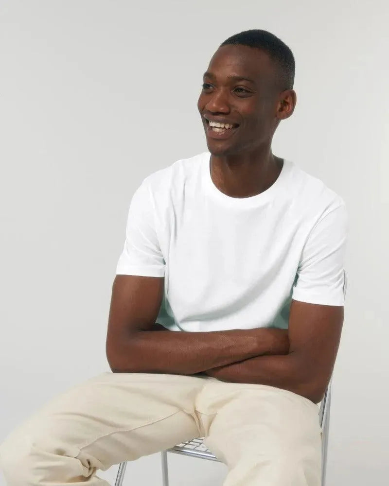 Mann in weißem unisex Bio-baumwollt-shirt