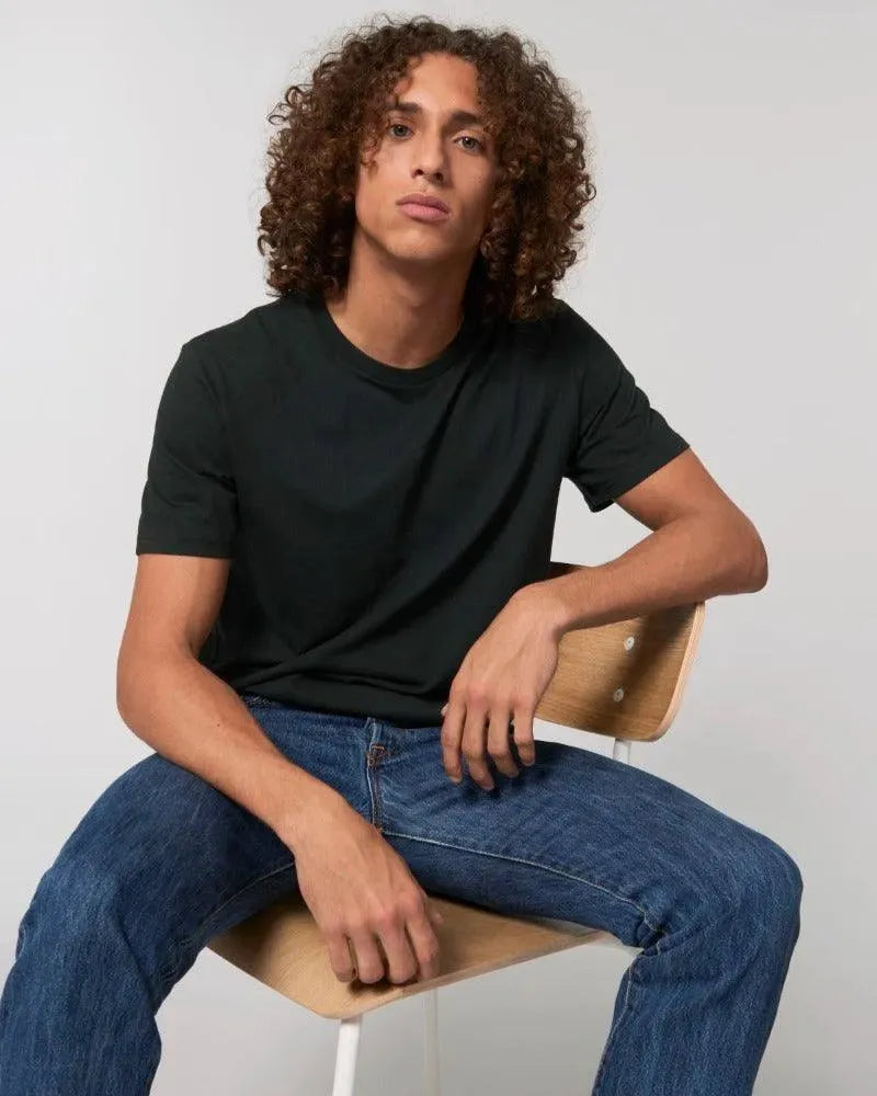 Mann in schwarzem unisex Bio-baumwollt-shirt