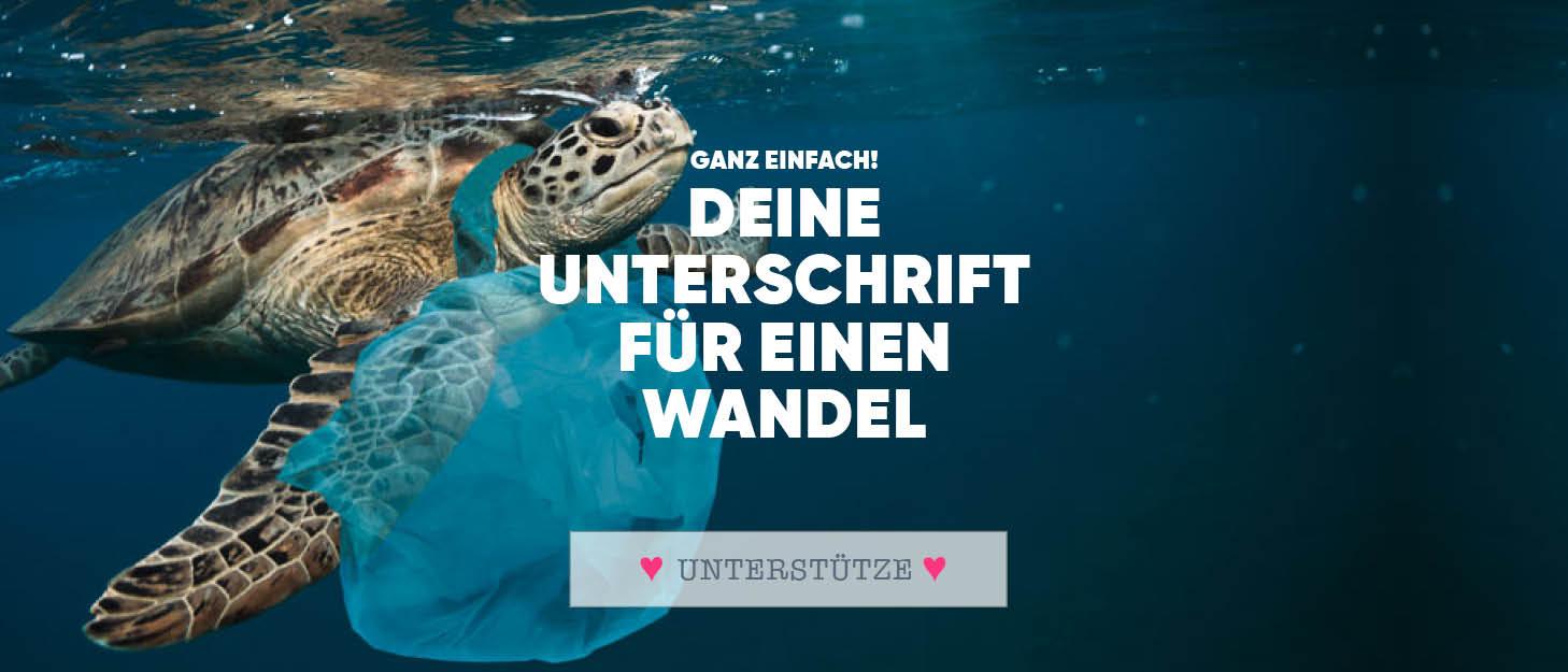 Meeresschildkröte schwimmt unter Wasser mit Plastikmüll, Umweltschutz, nachhaltige Zukunft