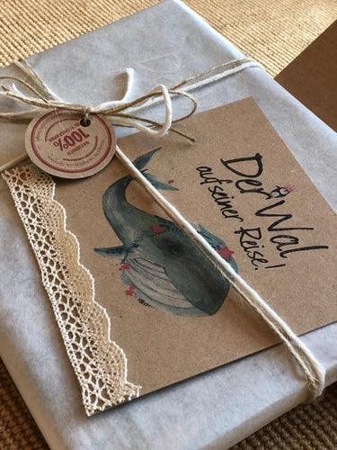 Geschenkverpackung mit Kinderbuch „Der Wal auf seiner Reise“, Spitze und Naturkordel