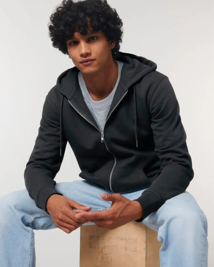 Junger Mann trägt schwarzen Unisex Hoodie mit Reißverschluss und Kapuze, helle Jeans