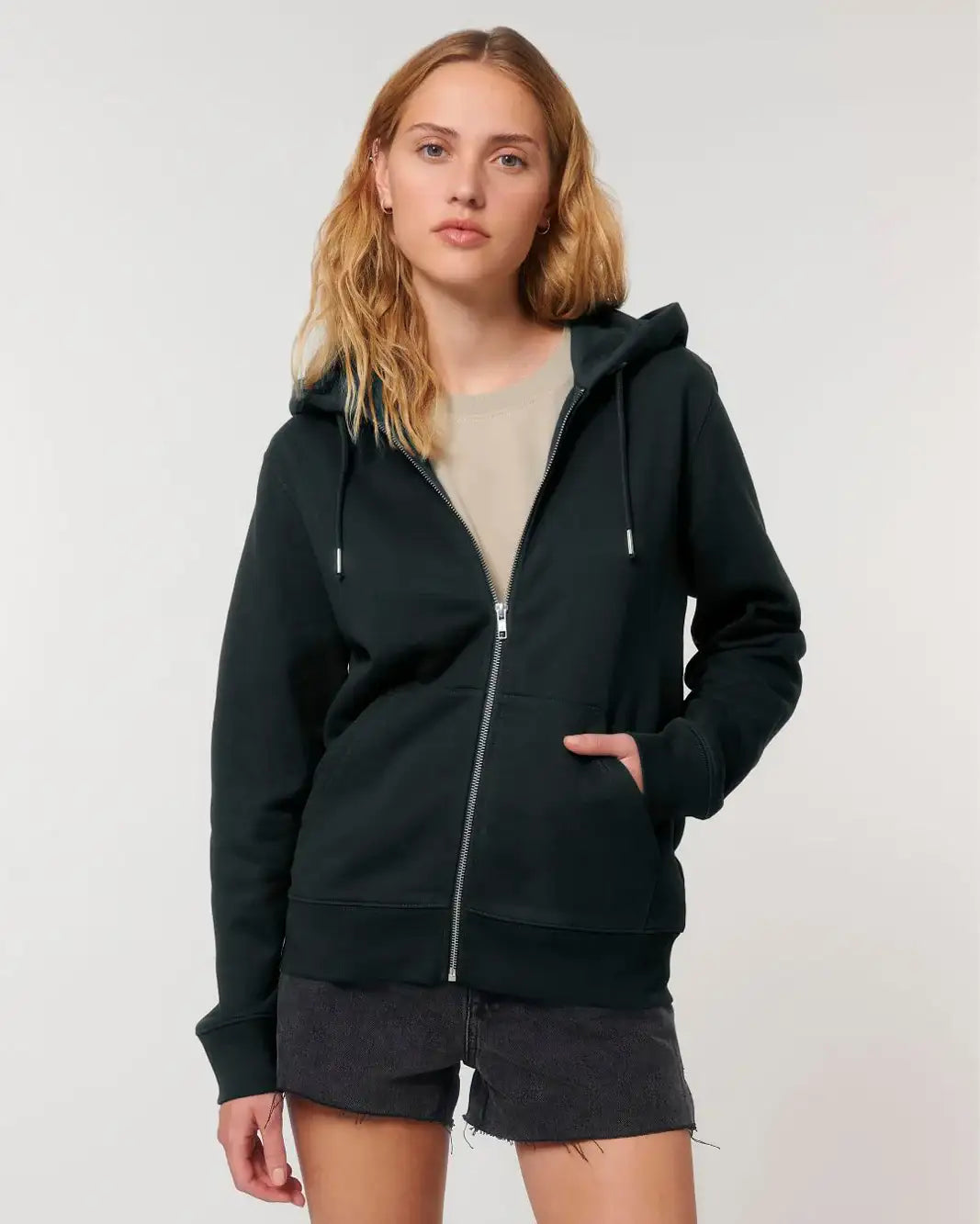 Junge Frau trägt schwarzen Unisex Hoodie mit Reißverschluss und Kapuze, lässiger Look