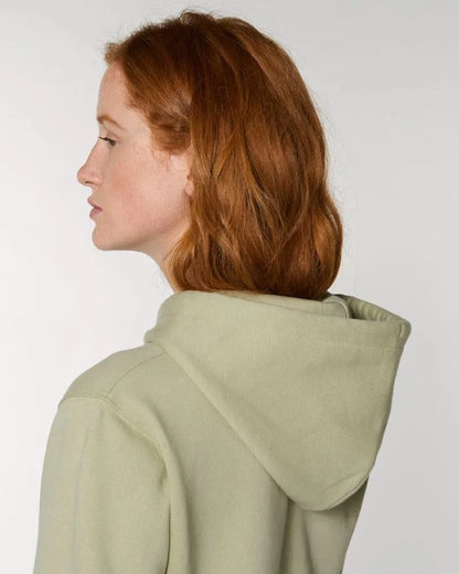 Frau in Unisex Hoodie (Bio-Baumwolle), Farbe: pastell-olive, detailansicht kapuze