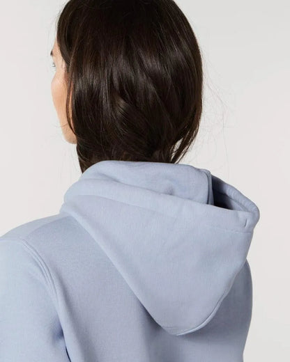 Frau in Unisex Hoodie (Bio-Baumwolle), Farbe: babyblau, detailansicht kapuze