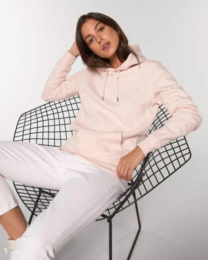 Frau in Unisex Hoodie (Bio-Baumwolle), pastell - rosa, sitzend