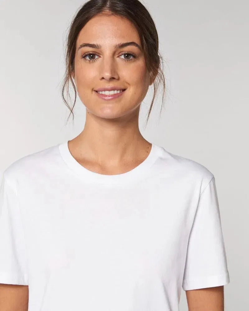 Frau in weißem unisex Bio-baumwollt-shirt